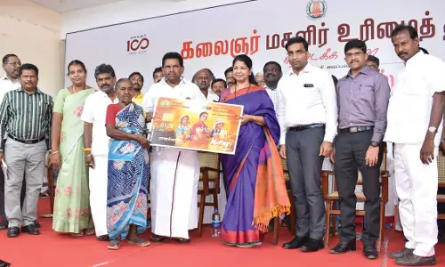 திருச்செந்தூரில் கலைஞர் மகளிர் உரிமைத்தொகை திட்ட பயனாளிகளுக்கு ஏ.டி.எம். கார்டு - கனிமொழி எம்.பி. வழங்கினார்