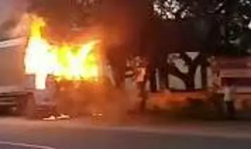 ஓடிக்கொண்டிருந்த லாரியில் திடீர் தீ