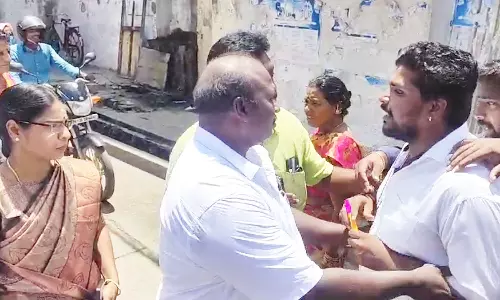 திருவள்ளூர் கோவிலுக்கு வந்த வீரலட்சுமியிடம் நாம் தமிழர் கட்சியினர் வாக்குவாதம்