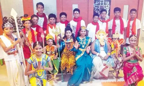 கடவுள் வேடமிட்டு விழிப்புணர்வு ஏற்படுத்திய மாணவர்கள்