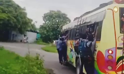 பஸ்சின் படிக்கட்டில் சாகசத்தில் ஈடுபடும் பள்ளி மாணவர்கள்