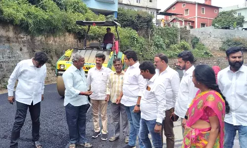 குன்னூரில் தார்ச்சாலை பணிகள் நகர்மன்ற துணைத்தலைவர் ஆய்வு