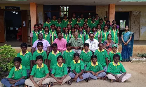 மாணவர்களுக்கு  சீருடை வழங்கும் விழா