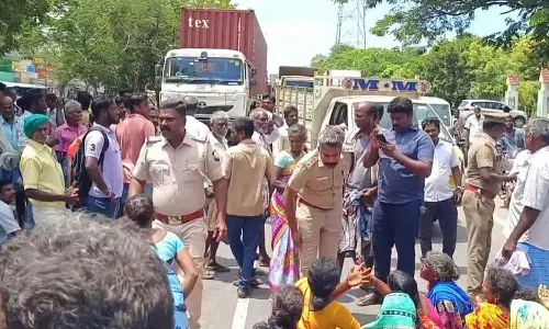 மதுராந்தகம் புறவழிச் சாலையில் மேம்பாலம் அமைக்க கோரி பொதுமக்கள் சாலை மறியல்