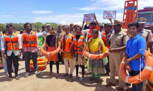 பேரிடர் காலத்தில் எவ்வாறு செயல்பட வேண்டும் - மாணவர்களுக்கு தீயணைப்பு துறையினர் பயிற்சி