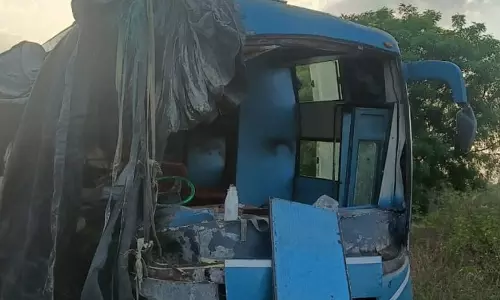 மத்தியப் பிரதேசத்தில் பேருந்து கவிழ்ந்து விபத்து: 3 பேர் பலி- 8 பேர் படுகாயம்