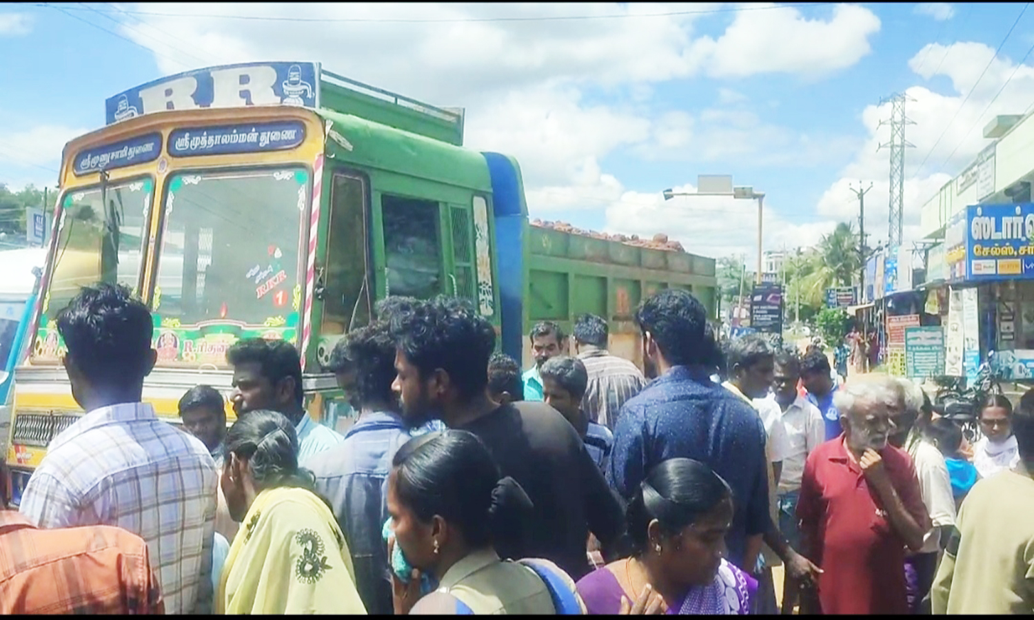 செம்பட்டியில் சாலையோரம் நின்றிருந்த மக்கள் கூட்டத்தில் புகுந்த லாரி