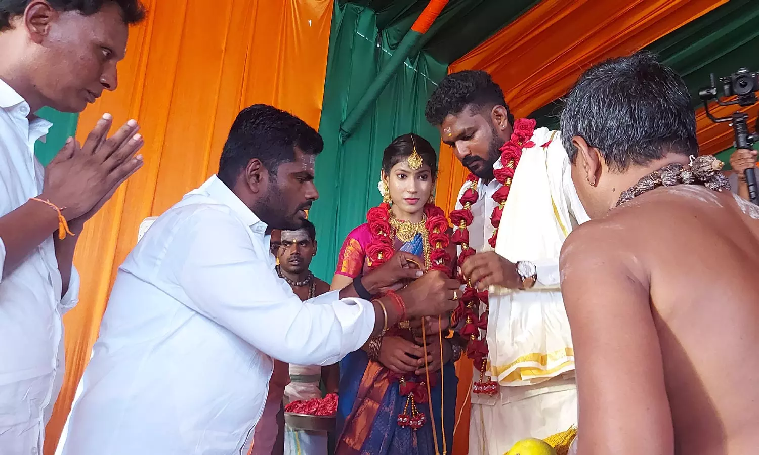 மோடி பிறந்தநாளை முன்னிட்டு 73 ஜோடிகளுக்கு இலவச திருமணம்: அண்ணாமலை நடத்தி வைத்தார் மோடி பிறந்தநாளை முன்னிட்டு 73 ஜோடிகளுக்கு இலவச திருமணம்: அண்ணாமலை நடத்தி வைத்தார்