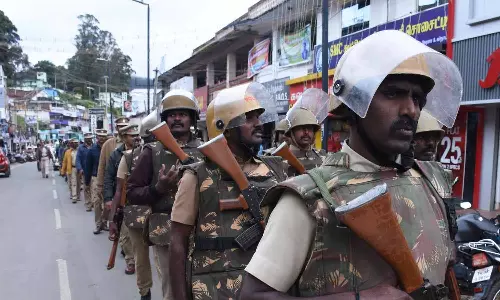 விநாயகர் சிலை பிரதிஷ்டை-ஊர்வலம்: ஊட்டியில் போலீசார் கொடி அணிவகுப்பு