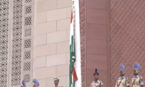 புதிய கட்டிடத்தில் துணை ஜனாதிபதி தேசிய கொடி ஏற்றினார்: பாராளுமன்ற சிறப்பு கூட்டம் நாளை தொடங்குகிறது