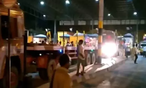 பஸ் கிடைக்காமல் சரக்கு வாகனத்தில் சென்ற மக்கள்- பரனூர் சுங்கச்சாவடியில் நள்ளிரவு வரை காத்திருந்தனர்