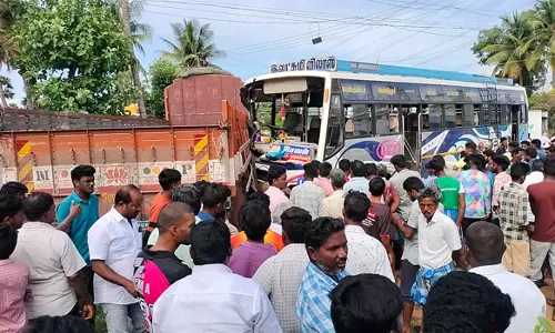 தாரமங்கலம் அருகே இன்று காலை   தனியார் பஸ் மோதி எல்.ஐ.சி.  ஏஜெண்ட் தலை நங்கி பலி