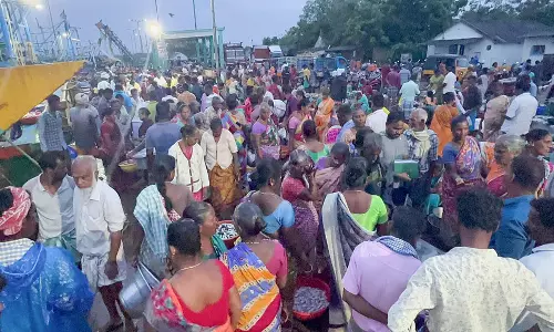 புரட்டாசி மாதம் தொடக்கம்: கடலூர் துறைமுகத்தில் அதிகாலை முதல் மீன்கள் வாங்க குவிந்த பொதுமக்கள்