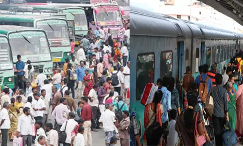 தொடர் விடுமுறை எதிரொலி சேலம் பஸ், ரெயில் நிலையங்களில் பொதுமக்கள்  கூட்டம் அலைமோதியது