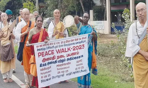 கன்னியாகுமரியில் இருந்து மதுரைக்கு புத்த மதத்துறைவிகள் அமைதி நடைபயணம்
