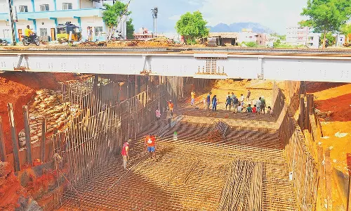 ஊட்டுவாழ்மடம் சுரங்கப்பாதையில் கம்பி கட்டும் பணி தீவிரம்