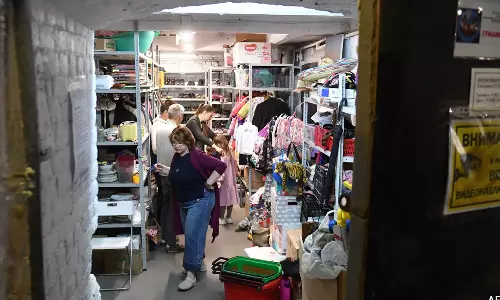 போருக்கு இடையில் மனிதாபிமானம்: உக்ரைன் அகதிகளுக்கு உதவும் ரஷியர்கள்