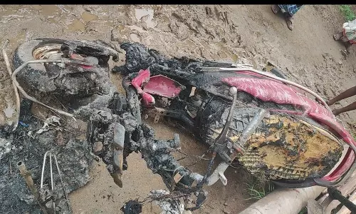 மயிலம் அருகே இடி தாக்கியதில் எரிந்து கருகிய மோட்டார் சைக்கிள்