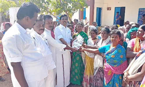 தி.மு.க. அரசின் சாதனை விளக்க துண்டு பிரசுரம் விநியோகம்