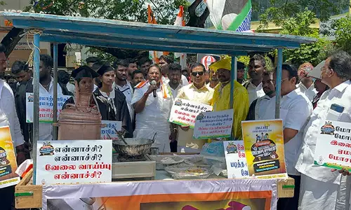 இளைஞர் காங்கிரசார் நூதன போராட்டம்