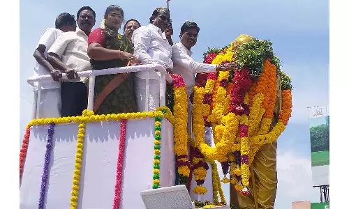 பெரியார் சிலைக்கு தி.மு.க.- அ.தி.மு.க.வினர் மாலை அணிவிப்பு