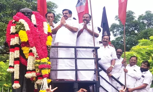 பெரியார் சிலைக்கு அ.தி.மு.க பொதுசெயலாளர் எடப்பாடி பழனிசாமி மாலை அணிவித்து மரியாதை