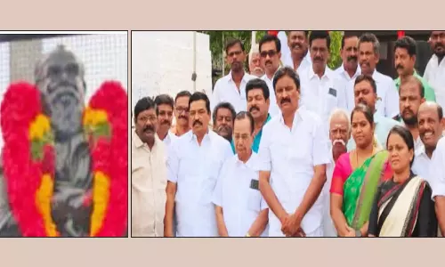 பாளை பஸ் நிலையம் அருகே பெரியார் சிலைக்கு அரசியல் கட்சியினர் மாலை அணிவிப்பு