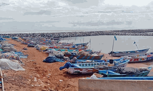 கடலுக்குள் மீன் பிடிக்க செல்லாத மீனவர்கள்