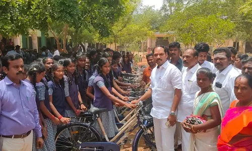 மாணவர்களுக்கு இலவச சைக்கிள்