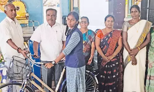 மாணவிகளுக்கு இலவச சைக்கிள் வழங்கும் விழா