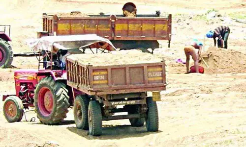 முரம்பு மண் கடத்திய டிராக்டர் பறிமுதல்