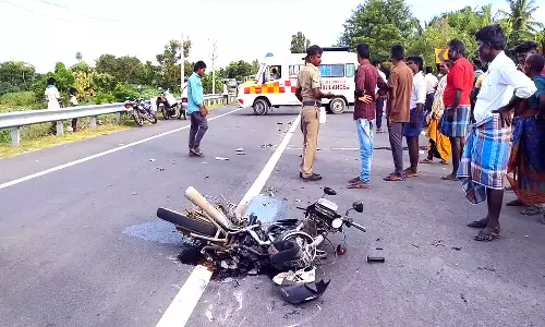 லாரி - பைக் மோதலில் 2 வாலிபர்கள் பலி