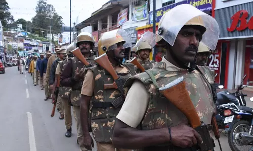 விநாயகர் சிலை பிரதிஷ்டை :ஊட்டியில் போலீசார் கொடிஅணிவகுப்பு