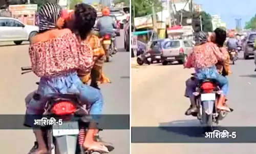 ஓடும் பைக்கில் முத்த மழை பொழிந்த காதல் ஜோடி