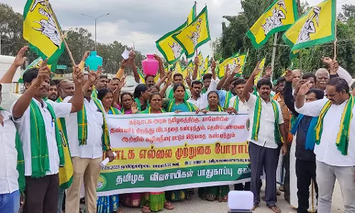 காவிரியில் தண்ணீர் திறந்து விட கர்நாடகா அரசை கண்டித்து தமிழக-கர்நாடாக எல்லையில் விவசாயிகள் மறியல் போராட்டம் போலீசார் குவிப்பு-பரபரப்பு