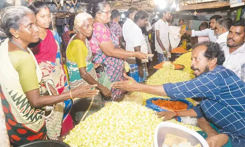 தஞ்சையில் பூக்களின் விலை கணிசமாக உயர்வு
