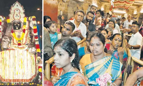 தஞ்சை புன்னைநல்லூர் மாரியம்மன் கோவிலில் குவிந்த பக்தர்கள்