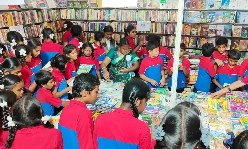 புத்தக திருவிழாவில் புத்தகம் வாங்கும் பொதுமக்களுக்கு மரக்கன்றுகள்