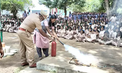 வடகிழக்கு பருவமழை முன்னெச்சரிக்கை நடவடிக்கையாக மாணவர்களுக்கு பேரிடர் மீட்பு பயிற்சி