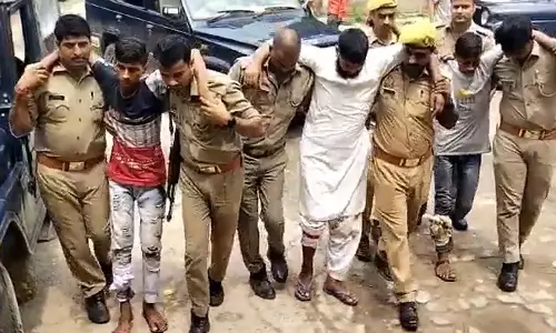 துப்பட்டாவை பிடித்து இழுத்ததால் விழுந்த மாணவி பலி: 3 பேர் கைது