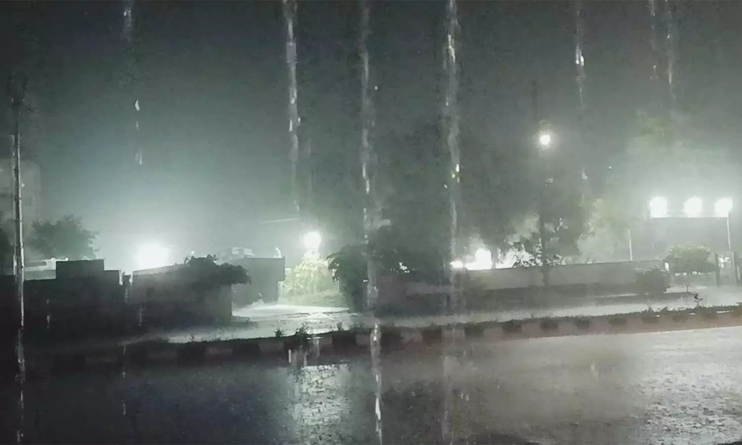 தருமபுரி, பென்னாகரம்,அரூர் சுற்றுவட்டார பகுதியில் விடிய, விடிய கொட்டி தீர்த்த கனமழை தருமபுரி, பென்னாகரம்,அரூர் சுற்றுவட்டார பகுதியில் விடிய, விடிய கொட்டி தீர்த்த கனமழை