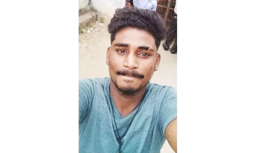 மோட்டார் சைக்கிள் மீது அரசு பஸ் மோதி வாலிபர் சாவு மோட்டார் சைக்கிள் மீது அரசு பஸ் மோதி வாலிபர் சாவு