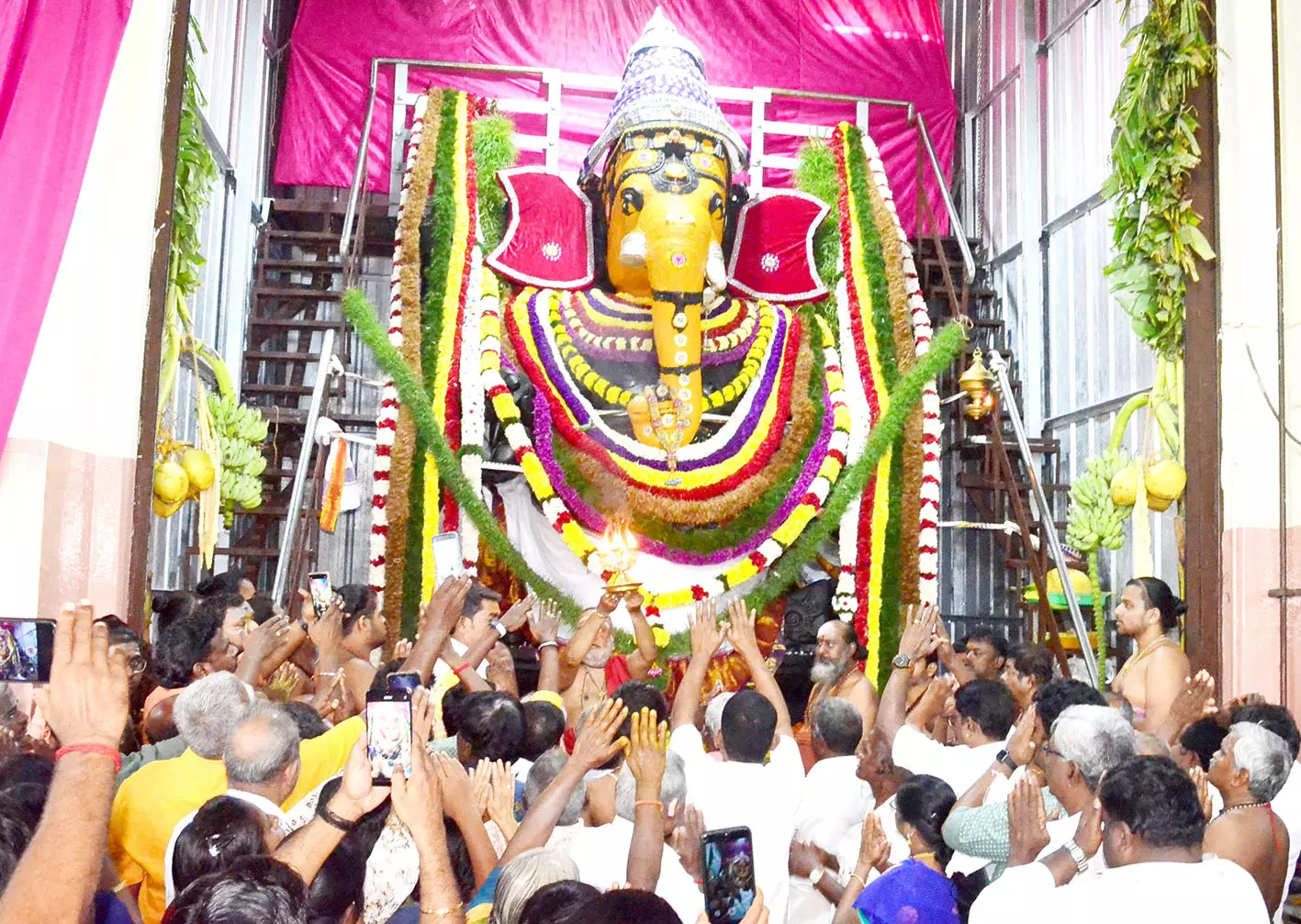 கோவை விநாயகர் கோவில்களில் அலைமோதிய பக்தர்கள் கூட்டம் கோவை விநாயகர் கோவில்களில் அலைமோதிய பக்தர்கள் கூட்டம்
