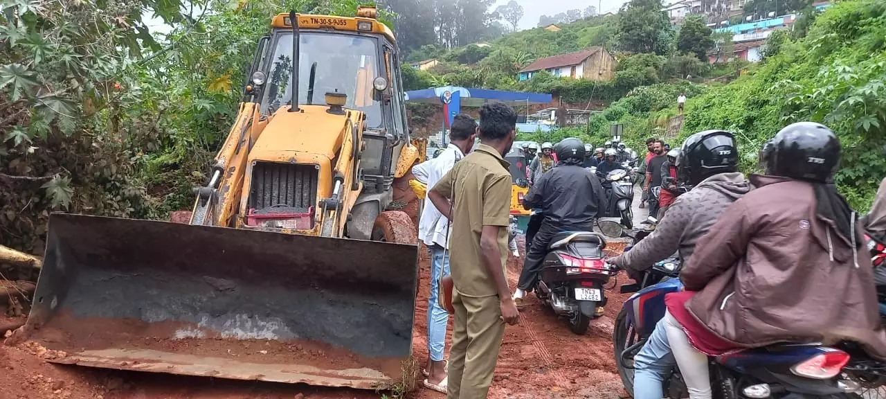 அருவங்காடு பகுதியில் கனமழை கொட்டியது அருவங்காடு பகுதியில் கனமழை கொட்டியது