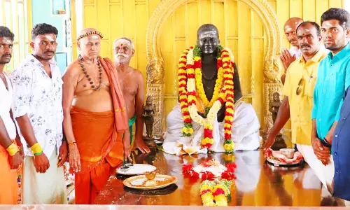 பசும்பொன் தேவர் நினைவிடத்தில் மதுரை ஆதீனம் தரிசனம்