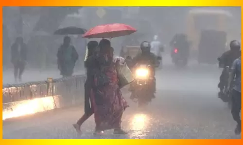 பரமத்தி வேலூர் பகுதிகளில் திடீர் மழைசாலையோர வியாபாரிகள், பொதுமக்கள் பாதிப்பு