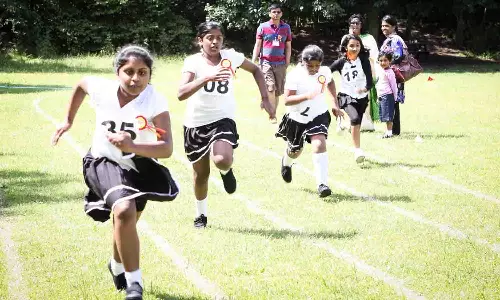 மாணவா்கள் விளையாடுவதற்கு நேரத்தை ஒதுக்க வேண்டும் - மாவட்ட விளையாட்டு அலுவலா் அறிவுறுத்தல்