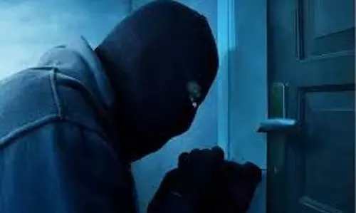 சினிமா துறை தொழிலாளி வீட்டில் பணம் திருட்டு