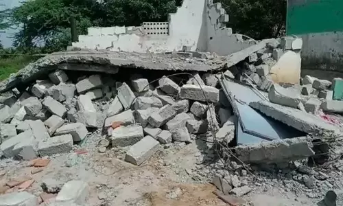 ஓட்டல் சுவர் திடீரென இடிந்து விழுந்து பெண் பலி