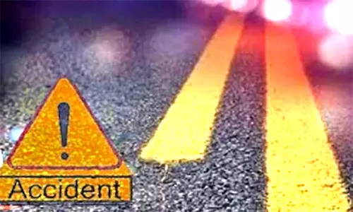 லாரி மீது பைக் மோதி 2 வாலிபர்கள் சாவு